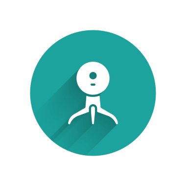 Beyaz Web kamera simgesi uzun gölgeli izole edilmiş. Sohbet kamerası. Web kamerası simgesi. Yeşil daire düğmesi. Vektör İllüstrasyonu.