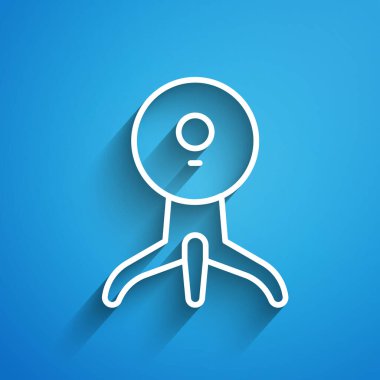 Beyaz çizgi web kamera simgesi mavi arkaplanda izole edildi. Sohbet kamerası. Web kamerası simgesi. Uzun gölge. Vektör İllüstrasyonu.