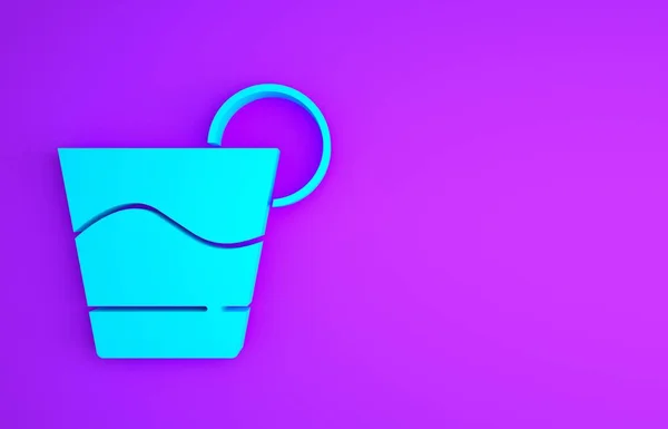 Иконка синего коктейля выделена на фиолетовом фоне. Концепция минимализма. 3D-рендеринг — стоковое фото