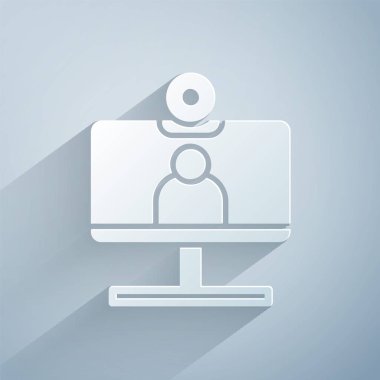 Kağıt kesme Görüntü sohbet konferansı simgesi gri arkaplanda izole edildi. Ekranda görüntülü sohbet arayüzü olan bilgisayar. Kağıt sanatı tarzı. Vektör İllüstrasyonu.