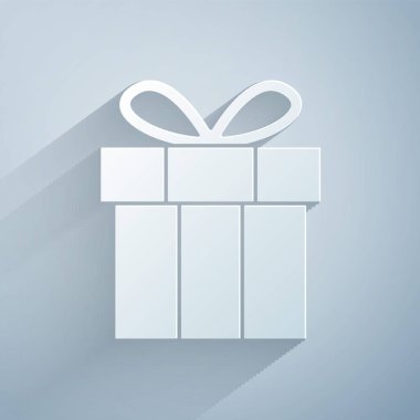 Kağıt kesiği hediye kutusu simgesi gri arkaplanda izole edildi. Doğum günün kutlu olsun. Kağıt sanatı tarzı. Vektör.