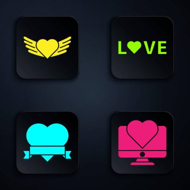 Bilgisayar monitörünü kalple, kalbi kanatlarla, kalbi kurdeleyle ve aşk metniyle ayarla. Siyah kare düğme. Vektör.