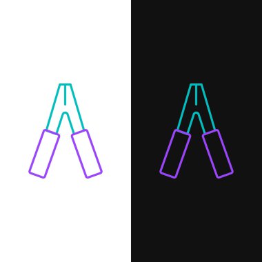 Çizgili Araç batarya atlama güç kablosu simgesi beyaz ve siyah arkaplanda izole edildi. Renkli taslak konsepti. Vektör.