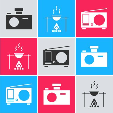 Fotoğraf makinesini, kamp ateşini, tencereyi ve anten ikonlu radyoyu ayarla. Vektör.