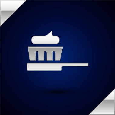 Koyu mavi arka planda izole edilmiş diş macunu ikonlu gümüş diş fırçası. Vektör İllüstrasyonu