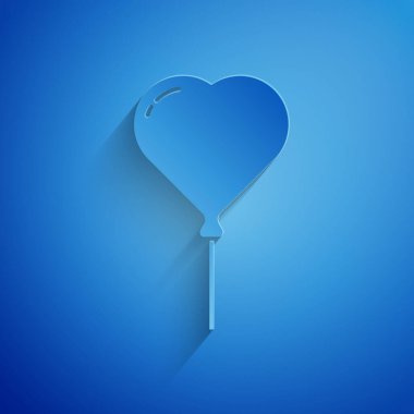 Kağıt, mavi arka planda izole edilmiş kurdele ikonu ile Balon 'u kalp şeklinde keser. Sevgililer Günü. Kağıt sanatı tarzı. Vektör