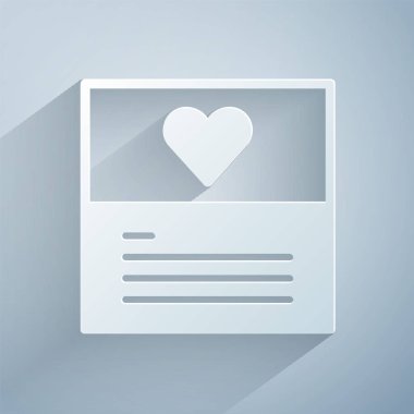 Kağıt kesiği Tebrik kartı simgesi gri arkaplanda izole edildi. Kutlama için davetiye ya da tebrik kartı şablonu. Kağıt sanatı tarzı. Vektör