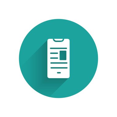 Mobil ikon üzerine beyaz internet kitabı uzun gölgeli izole edilmiş. İnternet eğitimi konsepti, e-öğrenme kaynakları. Yeşil daire düğmesi. Vektör İllüstrasyonu.