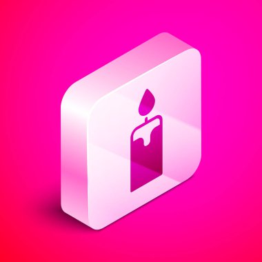 Pembe arka planda izole edilmiş Isometric Burning Mum simgesi. Silindirik mum çubuğu ve yanan ateş. Gümüş kare düğme. Vektör.