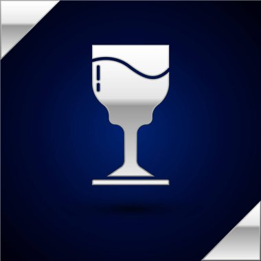 Koyu mavi arka planda izole edilmiş gümüş şarap cam ikonu. Şarap kadehi ikonu. Kadeh işareti. Cam levhası. Mutlu Paskalyalar. Vektör.