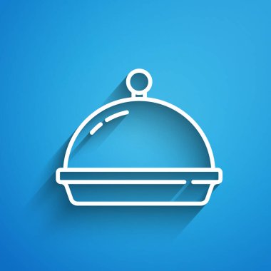 Mavi arka planda izole edilmiş bir tepsi yiyecek ikonu ile kaplanmış beyaz çizgi. Tepsi ve kapak. Kapaklı bir restoran saati. Mutfak eşyaları sembolü. Uzun gölge. Vektör