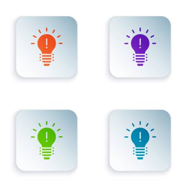 Fikir simgesi kavramına sahip renkli ampul beyaz arkaplanda izole edildi. Enerji ve fikir sembolü. İlham konsepti. Kare düğmelere renkli simgeleri yerleştir. Vektör İllüstrasyonu.