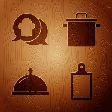 Kesme tahtası, ahşap arka planda yemek tepsisi ve tencereyle kaplanmış konuşma balonunda Şef şapkası. Vektör.