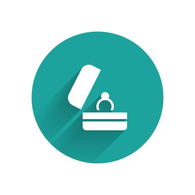 Beyaz alyans ikonu uzun gölgeli izole edilmiş. Gelin ve damat mücevher tabelası. Evlilik sembolü. Elmas yüzük. Yeşil daire düğmesi. Vektör.