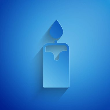 Kağıt kesiği yanan mum simgesi mavi arkaplanda izole edildi. Silindirik mum çubuğu ve yanan ateş. Kağıt sanatı tarzı. Vektör.