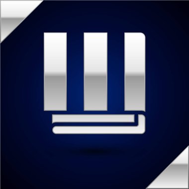 Gümüş havlu yığını simgesi koyu mavi arkaplanda izole edildi. Vektör İllüstrasyonu.