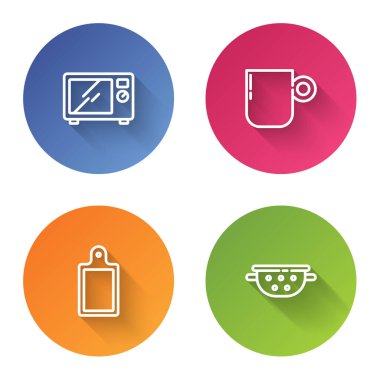 Mikrodalga fırın, kahve fincanı, kesme tahtası ve mutfak süzgeci. Renkli daire düğmesi. Vektör.