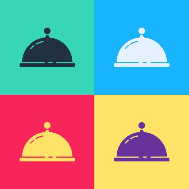 Renkli arka planda izole edilmiş bir tepsi yemek ikonu ile kaplı Pop Art. Tepsi ve kapak. Kapaklı bir restoran saati. Mutfak eşyaları sembolü. Vektör.