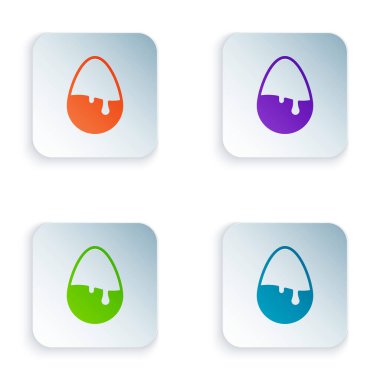 Beyaz arka planda izole edilmiş renkli çikolatalı yumurta ikonu. Kare düğmelere renkli simgeleri yerleştir. Vektör.