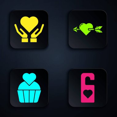 Lütfen kalp ve kalp ile rahatsız etmeyin, kalp ve ok ile düğün pastası ve aşk. Siyah kare düğme. Vektör.