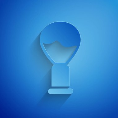 Kağıt kesiği fırça simgesi mavi arkaplanda izole edildi. Berber dükkanı sembolü. Kağıt sanatı tarzı. Vektör İllüstrasyonu.