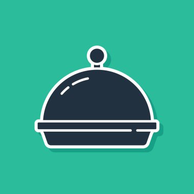 Yeşil arka planda izole edilmiş bir tepsi yiyecek ikonu ile kaplanmış mavi. Tepsi ve kapak. Kapaklı bir restoran saati. Mutfak eşyaları sembolü. Vektör.