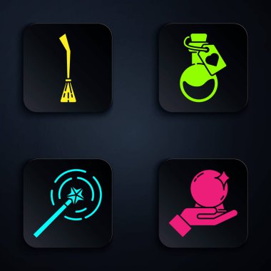 Sihirli topu, cadı süpürgesini, sihirli değneği ve aşk iksiri şişesini hazırla. Siyah kare düğme. Vektör.