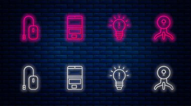 Dizüstü bilgisayar, fikir kavramına sahip ampul, bilgisayar faresi ve web kamerası ayarlayın. Tuğla duvarda parlayan neon simgesi. Vektör.