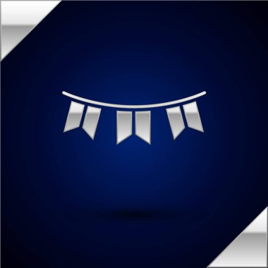 Koyu mavi arka planda izole edilmiş bayrak ikonlu Gümüş Karnaval çelengi. Doğum günü kutlaması için parti flamaları, festival dekorasyonu. Vektör.