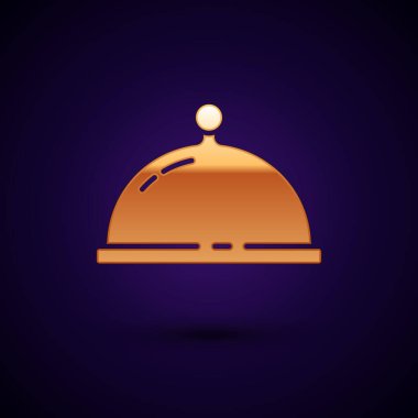 Siyah arka planda izole edilmiş bir tepsi yiyecek ikonu ile kaplanmış altın. Tepsi ve kapak. Kapaklı bir restoran saati. Mutfak eşyaları sembolü. Vektör.