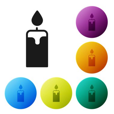 Beyaz arkaplanda siyah yanan mum simgesi izole edildi. Silindirik mum çubuğu ve yanan ateş. Simgeleri renk daire düğmelerine ayarla. Vektör.