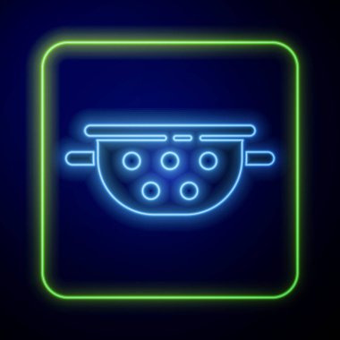 Parlayan neon mutfak süzgeç simgesi mavi arkaplanda izole edildi. Mutfak aletleri. Çatal bıçak seti. Vektör.