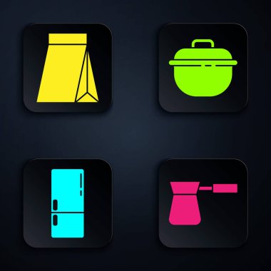 Türk kahvesi, kahve poşeti, buzdolabı ve tencere. Siyah kare düğme. Vektör.