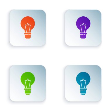 Fikir simgesi kavramına sahip renkli ampul beyaz arkaplanda izole edildi. Enerji ve fikir sembolü. İlham konsepti. Kare düğmelere renkli simgeleri yerleştir. Vektör.
