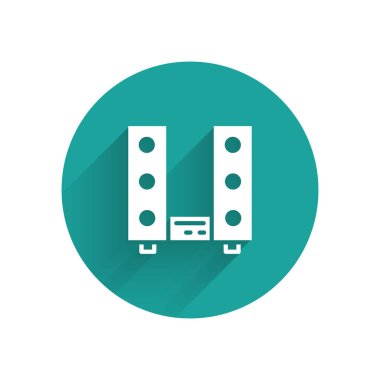Beyaz Ev müzik seti, uzun gölgeli iki hoparlör ikonu. Müzik sistemi. Yeşil daire düğmesi. Vektör.