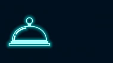 Siyah arka planda izole edilmiş bir tepsi yiyecek ikonu ile kaplı parlayan neon hattı. Tepsi ve kapak işareti. Kapaklı bir restoran saati. Mutfak eşyaları sembolü. 4K Video hareketli grafik canlandırması