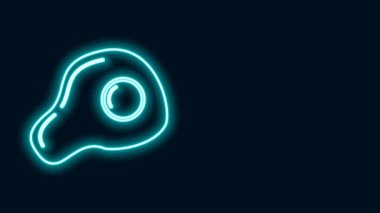 Parlayan neon hattı siyah arka planda izole edilmiş çırpılmış yumurta ikonu. Ev yemeği, sahanda yumurta, sağlıklı kahvaltı, omlet ikonu. 4K Video hareketli grafik canlandırması