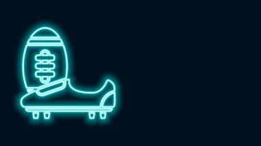 Parlayan neon çizgisi ya da siyah arka planda izole edilmiş sivri uçlu futbol ayakkabıları. Amerikan futbolu ayakkabısı ve topu. 4K Video hareketli grafik canlandırması