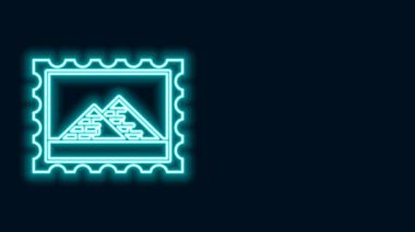 Parlayan neon çizgisi posta pulu ve Mısır piramitleri simgesi siyah arkaplanda izole edilmiş. 4K Video hareketli grafik canlandırması