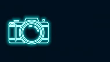 Parlayan neon hattı fotoğraf makinesi simgesi siyah arkaplanda izole edildi. Fotoğraf makinesi simgesi. 4K Video hareketli grafik canlandırması