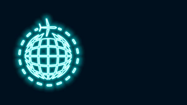 Globe linea neon incandescente con icona aereo volante isolato su sfondo nero. L'aereo vola intorno al pianeta terra. Icona del mondo aereo. Animazione grafica 4K Video motion — Video Stock
