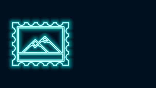 Parlayan neon hattı posta pulu ve dağların simgesi siyah arkaplanda izole edilmiş. 4K Video hareketli grafik canlandırması — Stok video