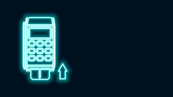 Gloeiende neon lijn Pos terminal met ingevoegde creditcard pictogram geïsoleerd op zwarte achtergrond. Transactie betaalterminal. Betaal per kaart. 4K Video motion grafische animatie — Stockvideo