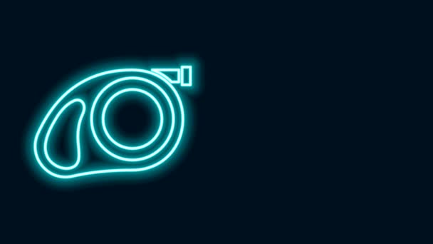 Leuchtende neonfarbene Leine mit Karabinersymbol, isoliert auf schwarzem Hintergrund. Hundeleine. Tierbedarf. Tierisches Accessoire für Spaziergänge im Freien. 4K Video Motion Grafik Animation — Stockvideo