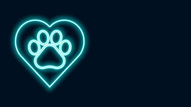 Linha de néon brilhante Coração com ícone de pegada de animais isolado no fundo preto. Pata de estimação no coração. Amor aos animais. Animação gráfica em movimento de vídeo 4K — Vídeo de Stock