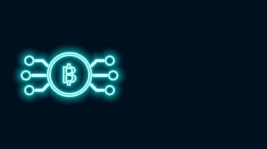 Parlak neon hattı Cryptocurrency bitcoin siyah arkaplanda izole edilmiş mikroçip devre ikonu ile daire içinde. Engelleme teknolojisi, dijital para piyasası. 4K Video hareketli grafik canlandırması