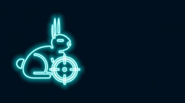 Parlayan neon hattı Hunt, siyah arka planda izole edilmiş hedef simgesi olan bir tavşanda. Tavşanlı ve hedefli av kulübü logosu. Tüfek merceği tavşan nişan alıyor. 4K Video hareketli grafik canlandırması