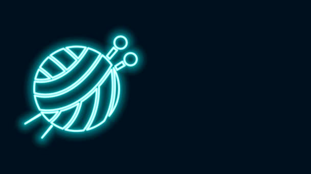 Świecąca neonowa piłka z drutami dziewiarskimi ikona odizolowana na czarnym tle. Etykieta dla ręcznie robionych, dzierganych lub szydełkujących. 4K Animacja graficzna ruchu wideo — Wideo stockowe