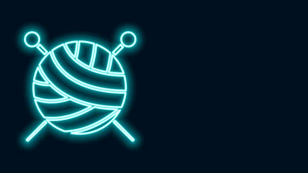 Świecąca neonowa piłka z drutami dziewiarskimi ikona odizolowana na czarnym tle. Etykieta dla ręcznie robionych, dzierganych lub szydełkujących. 4K Animacja graficzna ruchu wideo — Wideo stockowe