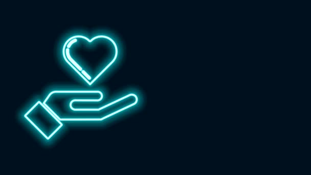 Brillante línea de neón Corazón en la mano icono aislado sobre fondo negro. Mano dando símbolo de amor. Animación gráfica de vídeo 4K — Vídeos de Stock